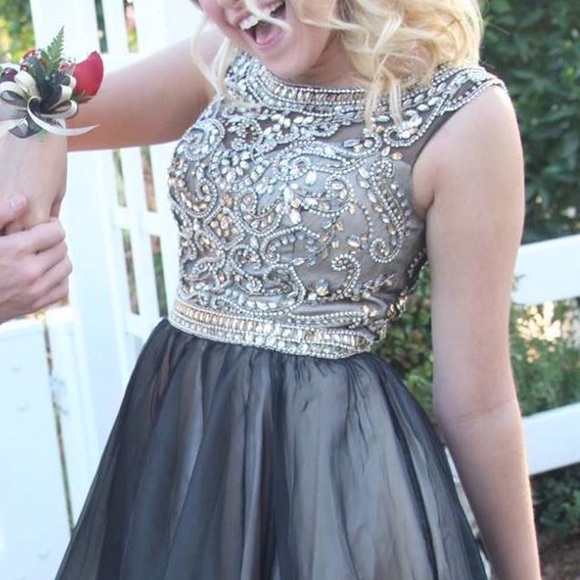 DRESSES - Picture 6 of 7